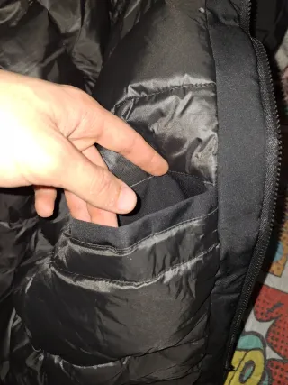 Chaqueta Arcteryx negra con tecnología Gore-Tex,
