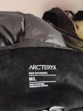 Chaqueta Arcteryx negra con tecnología Gore-Tex,