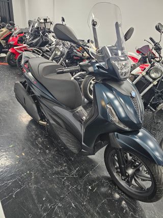 Piaggio Beverly 400 - Maxi Scooter