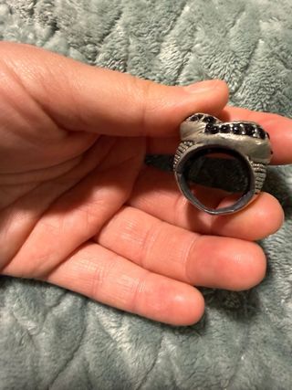 Anillo plateado con detalles negros