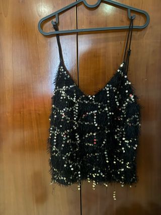 Top negro con flecos y lentejuelas