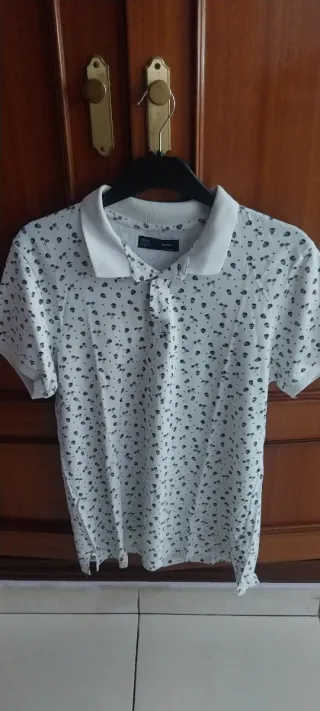 Polo Bershka blanco estampado calaveras S
