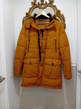 Plumífero caballero naranja y negro