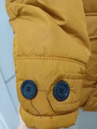 Plumífero caballero naranja y negro