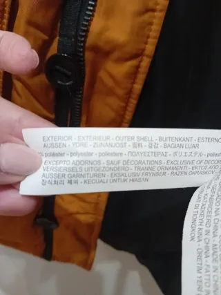 Plumífero caballero naranja y negro