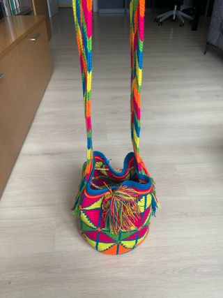 Mochila Wayúu tejida a crochet multicolor