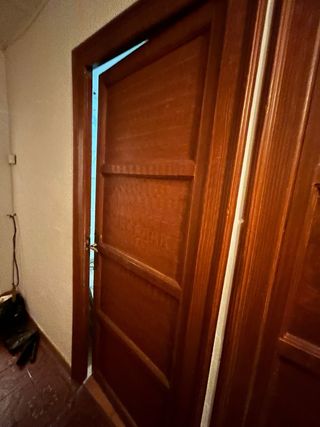 Puerta de madera con marco