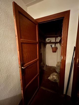 Puerta de madera con marco