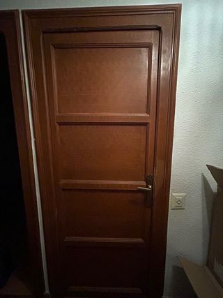 Puerta de madera con marco