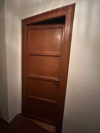 Puerta de madera con marco