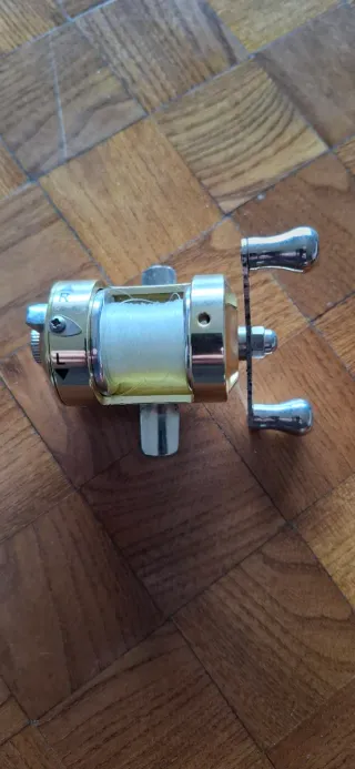 Minicarrete de pesca dorado + llavero carrete