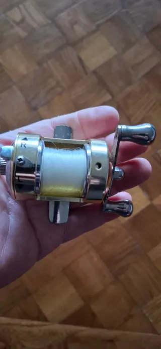 Minicarrete de pesca dorado + llavero carrete