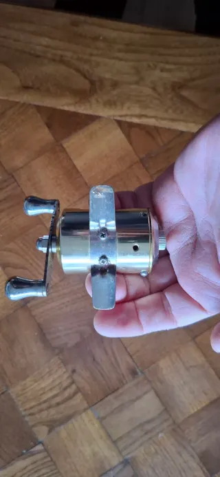 Minicarrete de pesca dorado + llavero carrete