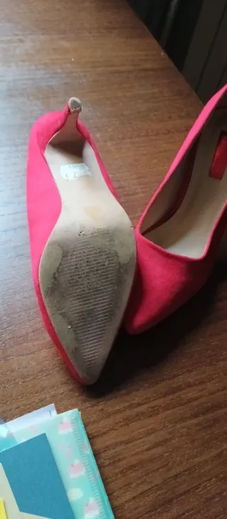 Zapatos de tacón rojos