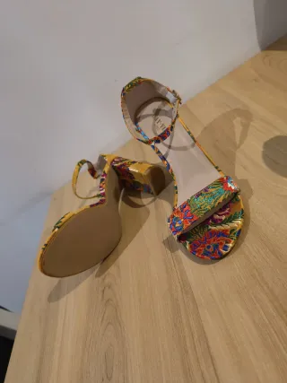 Sandalias de tacón cuadrado estampado floral