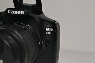 Canon EOS 1300D (WiFi) - IMPECABLE - Menos de 10k