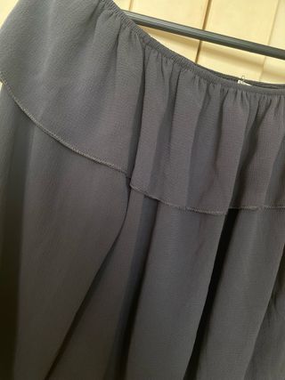 Blusa gris oscuros con hombros descubiertos