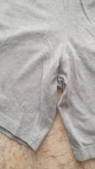 Pantalón corto Adidas gris