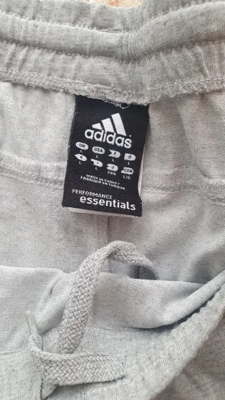 Pantalón corto Adidas gris