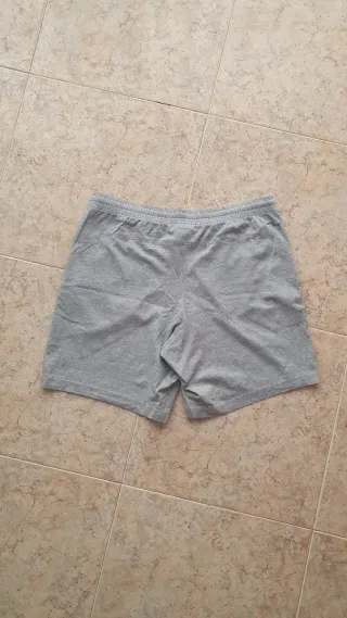 Pantalón corto Adidas gris
