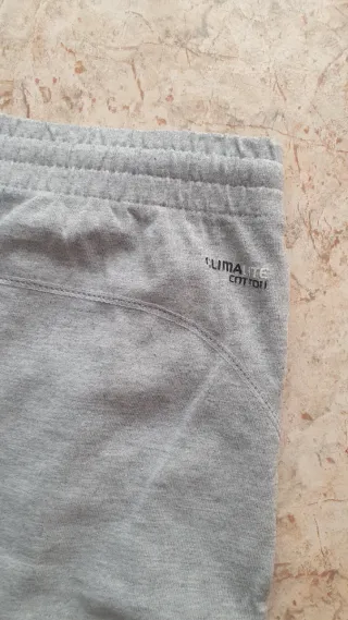 Pantalón corto Adidas gris