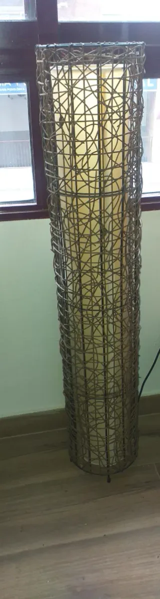 Lámpara de pie de mimbre y papel