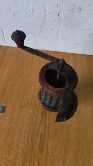 Molinillo de café antiguo