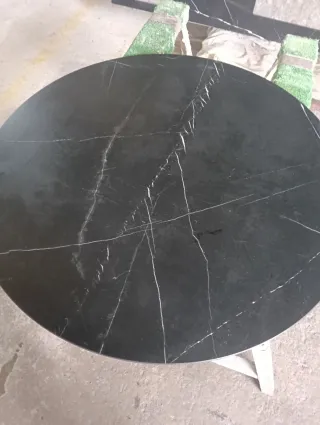 Mesa redonda de piedra sinterizada negro con vetas