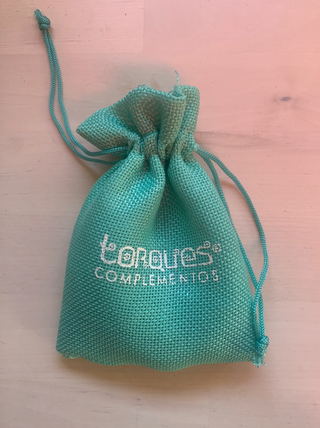 Collar largo oscuro con cuentas metálicas