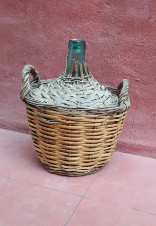 Damajuana antigua con cestería