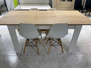 Mesa extensible + 4 sillas blancas