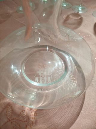 Decantador de vino de cristal con escudo del barsa