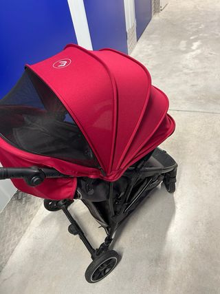 Carrito de bebé rojo y gris