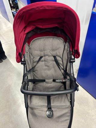Carrito de bebé rojo y gris