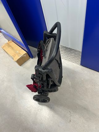 Carrito de bebé rojo y gris