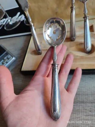 Juego de cubiertos de plata