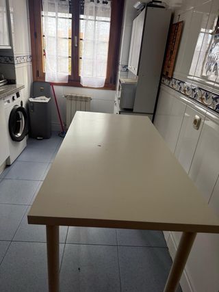 Mesa alta cocina 4 taburetes madera y plástico