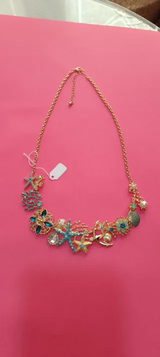 Collar dorado con abalorios marinos