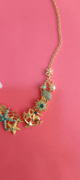 Collar dorado con abalorios marinos