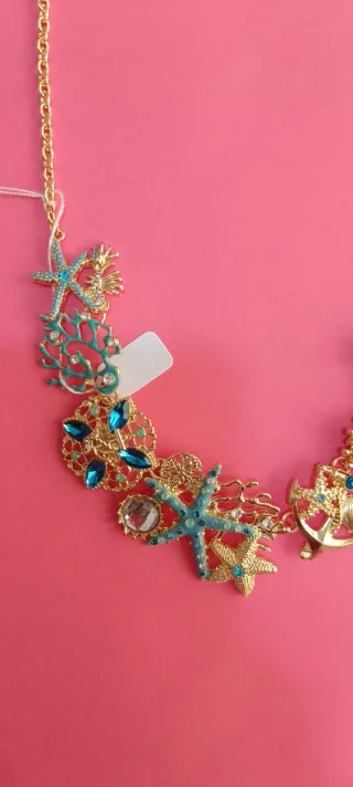 Collar dorado con abalorios marinos