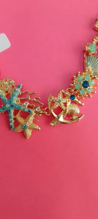 Collar dorado con abalorios marinos