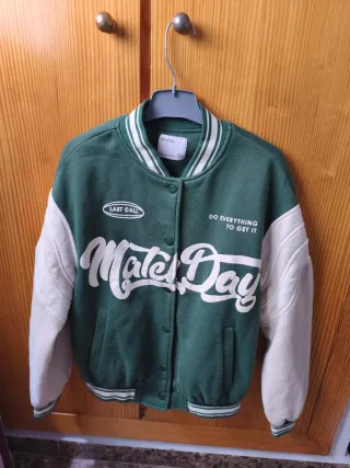 Chaqueta Beisbolera Bershka Verde y Blanca