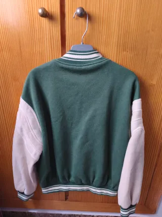 Chaqueta Beisbolera Bershka Verde y Blanca