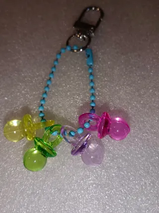 Llaveros colgantes variados.