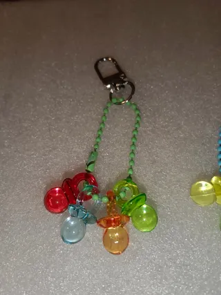 Llaveros colgantes variados.