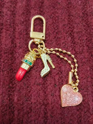 Llaveros colgantes variados.