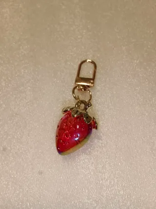 Llaveros colgantes variados.