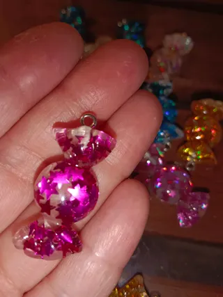 Llaveros colgantes variados.