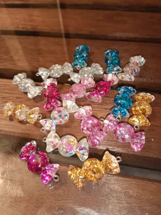 Llaveros colgantes variados.