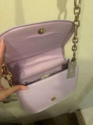 Bolso lila con cadena dorada